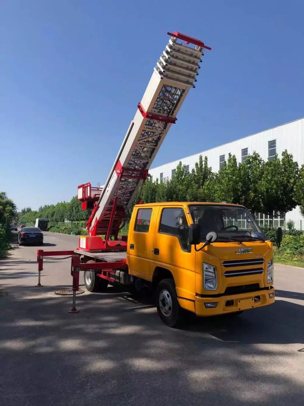 泸州附近的云梯车出租服务：轻松解决高空作业需求