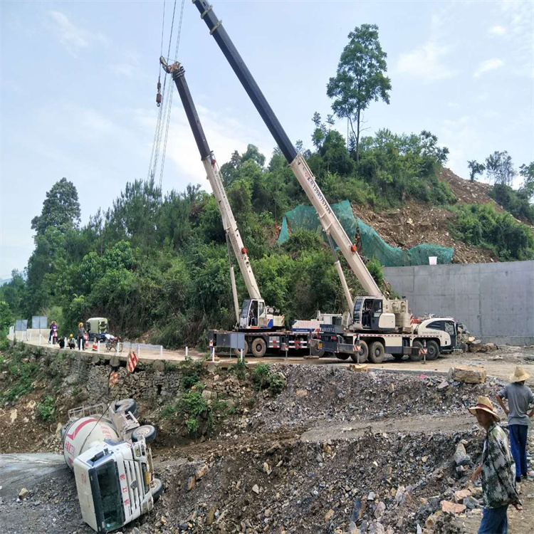 泸州汽车掉沟里叫吊车救援要多少钱
